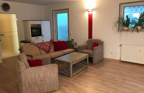 Leverkusen Apartment | Trade fair visitors Cologne /Düsseldorf: Basement apartment near the forest in good traffic conditions