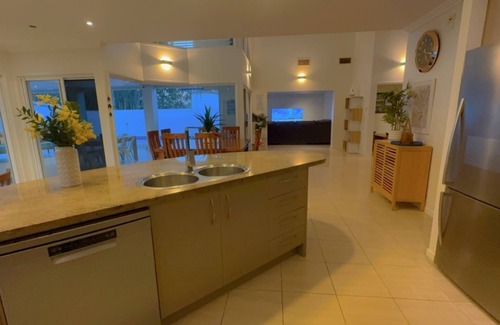 Burrum Heads House | Tradewinds - Sleeps 8-4 Beds-Ducted air-Wifi-2 Smart TVs-Pool-Room for boat