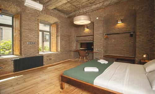 Sololaki Apartment | Traditional 2BR Sololaki Apt - By Wehost