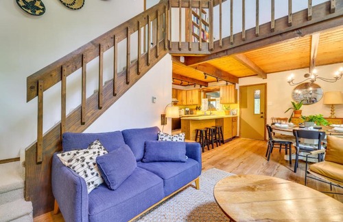 Blakeslee House | Traditional Blakeslee Chalet Deck and Lake Access!