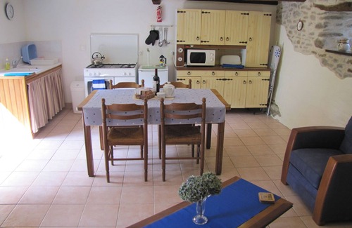 Gomene Cottage | Traditional Breton Gite,sleeps 4 . Heated Swimming Pool,Wi-Fi Stunning Gardens