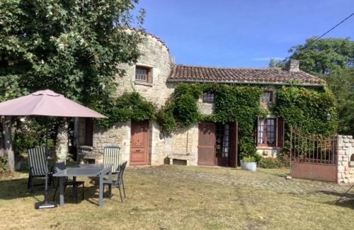 Balanzac House | Traditional Charentais cottage in countryside 25 minutes from Royan