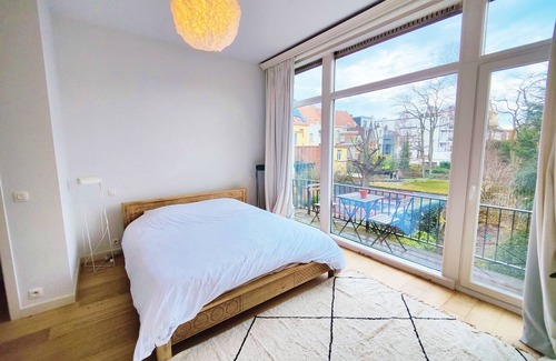 Markgrave Apartment | Traditional chic high ceilings apt w Aircos/Garage