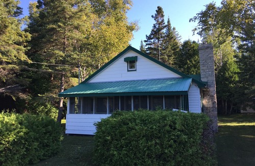 South Bruce Peninsula Cottage | Traditional Cottage Near The Lake In Oliphant