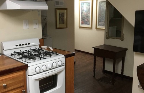 Forest Hills Apartment | Traditional decor, Near DT, Oakland, Monroeville, convenient to US OPEN