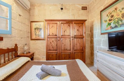Birzebbuga Apartment | Traditional entire maisonette close to airport