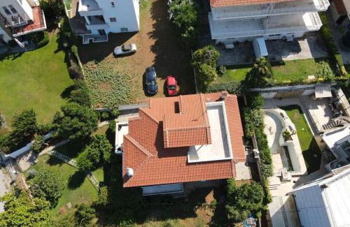 Panorama Villa | Τraditional fully detached villa on a luxurious hillock of Thessaloniki with its own garden also for family & wedding gatherings for 10 to 25 people only 15 minutes from airport
