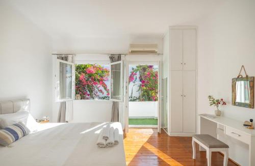 Naousa Apartment | Traditional Home