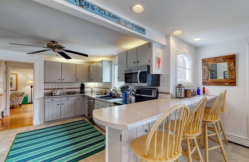 Rye House | Traditional home walkable to the beach with seasonal private pool - dog-friendly