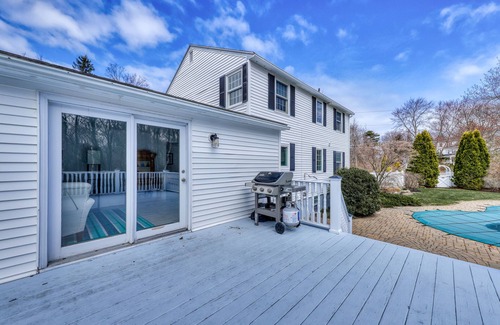 Rye House | Traditional home walkable to the beach with seasonal private pool - dog-friendly