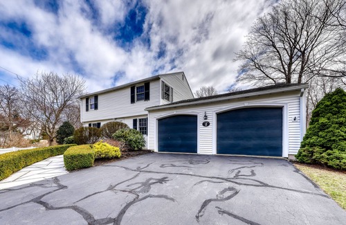 Rye House | Traditional home walkable to the beach with seasonal private pool - dog-friendly