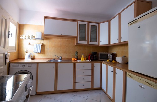 Santorini House | Traditional House fully-equipped with private yard, at the heart of the village.