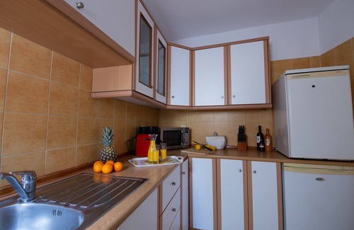 Santorini House | Traditional House fully-equipped with private yard, at the heart of the village.