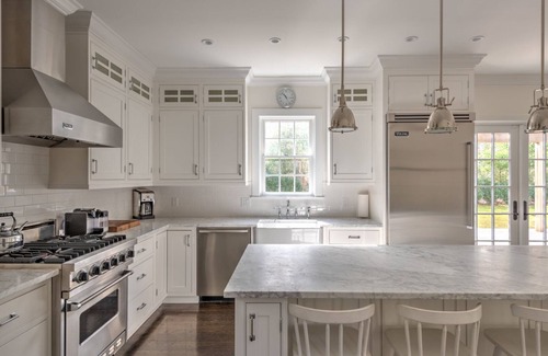Sagaponack House | Traditional house, open floor and spacious living, formal dining room,.