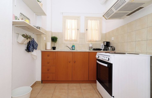 Aegina Town Apartment | Traditional house with large yard near the port. n