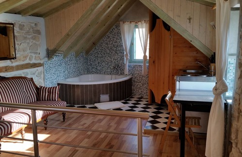Vis Apartment | Traditional house with two apartments
