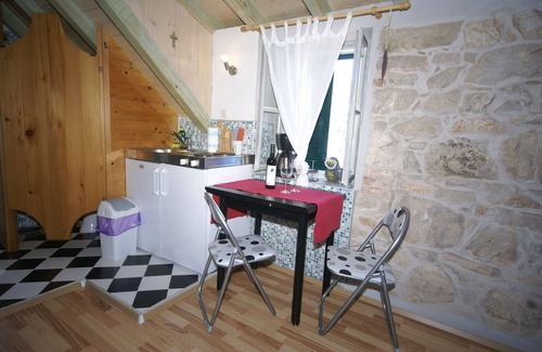 Vis Apartment | Traditional house with two apartments