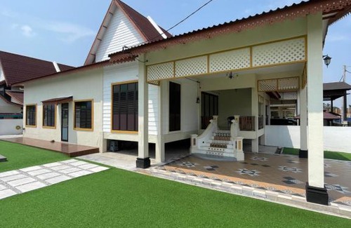 Kampung Bukit Katil House | Traditional Melaka Homestay with Private Pool