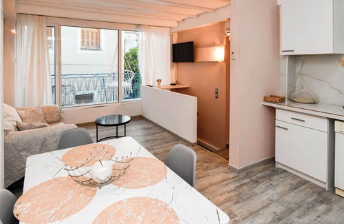 Mitilinii House | Traditional Samos Home With Jacuzzi and Private Balcony