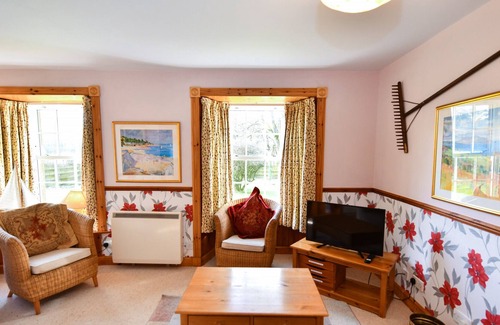 Carradale Cottage | Traditional Scottish cottage sleeping 2 with parking and easy access to beach