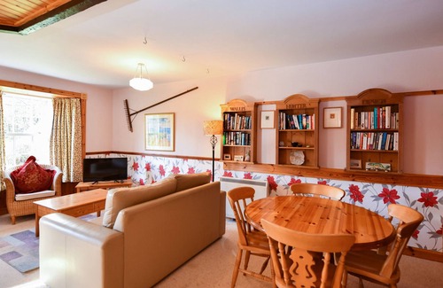 Carradale Cottage | Traditional Scottish cottage sleeping 2 with parking and easy access to beach