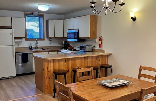 Wilmington Condo | Trailblazers Retreat-views of the green and just 10 mins to Mt Snow!