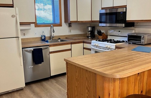Wilmington Condo | Trailblazers Retreat-views of the green and just 10 mins to Mt Snow!