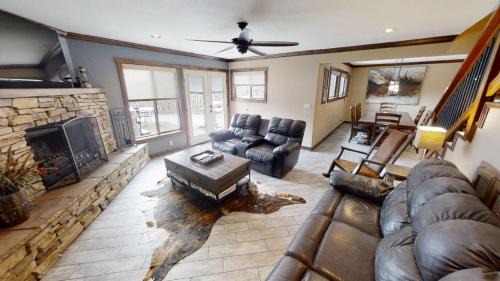 Red River House | Trails End - Hot Tub - WiFi - Fireplace - Washer -Dryer - Fenced In Backyard