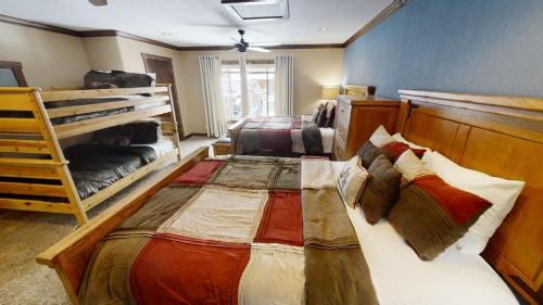 Red River House | Trails End - Hot Tub - WiFi - Fireplace - Washer -Dryer - Fenced In Backyard
