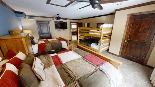 Red River House | Trails End - Hot Tub - WiFi - Fireplace - Washer -Dryer - Fenced In Backyard