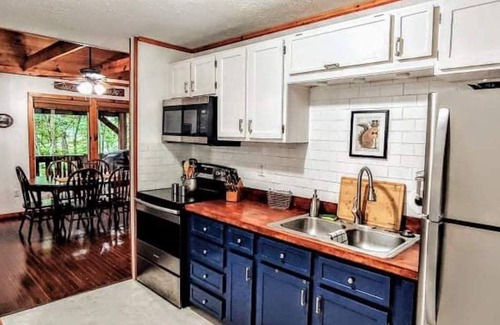 Stanton Cabin | Trailseeker Cabin King Bed, WiFi, Hot Tub at Red River Gorge - Natural Bridge