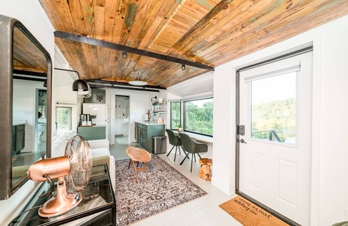 Daniels Hill Apartment | Train Caboose & River Views < .5 to Downtown