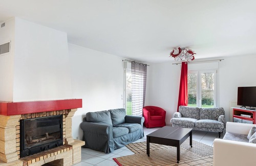 Englesqueville-la-Percee House | Tranquil Holiday Home in Englesqueville-la-Percee with Garden