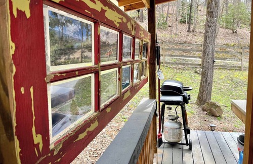 Sylva House | Tranquil 1-bedroom clamping bungalow in Sylva