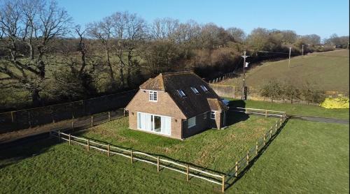 Piltdown House | Tranquil 2-Bed Nature Cottage with Free Parking