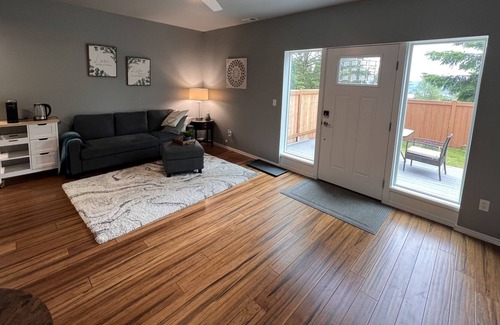 Lakeland North Apartment | Tranquil 2 bedroom apartment with private yard and deck