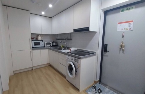 Sangsu-dong Apartment | Tranquil 2-bedroom apartment in Seoul with AC, WiFi. Enjoy your stay