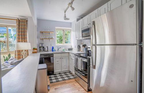 Downtown Seattle Apartment | Tranquil 2BR downtown condo, Parking, King bed