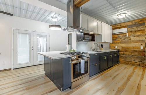 Lookout Mountain House | Tranquil 3-bedroom 3.5 Bath Tree house in Lookout Mountain plus cottage