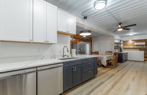 Lookout Mountain House | Tranquil 3-bedroom 3.5 Bath Tree house in Lookout Mountain plus cottage