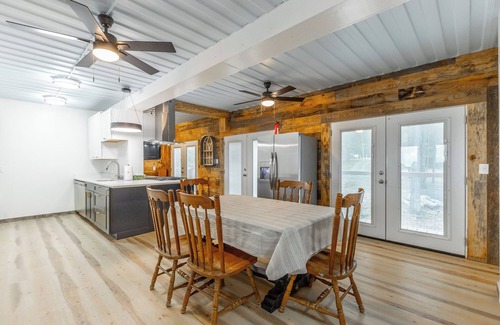 Lookout Mountain House | Tranquil 3-bedroom 3.5 Bath Tree house in Lookout Mountain plus cottage