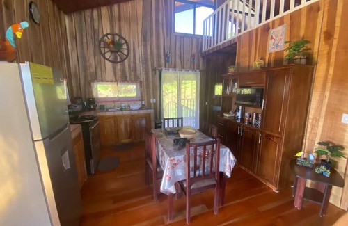 Roble Cabin | Tranquil 4-bedroom cabin in La Suiza with WiFi