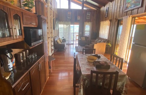 Roble Cabin | Tranquil 4-bedroom cabin in La Suiza with WiFi