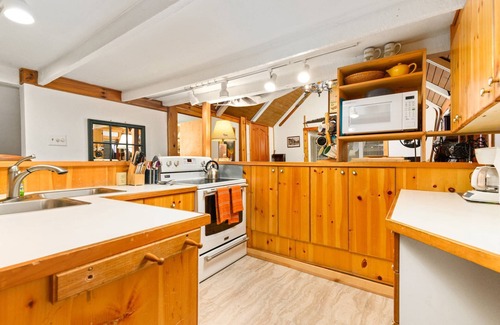 Government Camp House | Tranquil and Cozy Rustic Mountain Retreat, Huge Deck, Hot Tub, BBQ, Close to Skiing and Restaurants