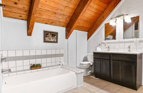 Government Camp House | Tranquil and Cozy Rustic Mountain Retreat, Huge Deck, Hot Tub, BBQ, Close to Skiing and Restaurants