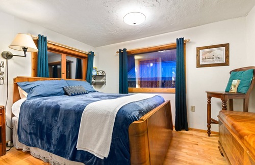 Government Camp House | Tranquil and Cozy Rustic Mountain Retreat, Huge Deck, Hot Tub, BBQ, Close to Skiing and Restaurants