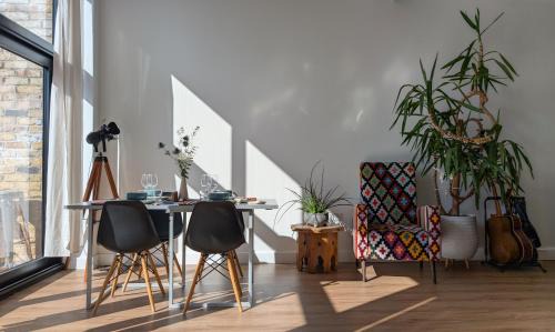 Stratford Apartment | Tranquil & Bright by The Canal
