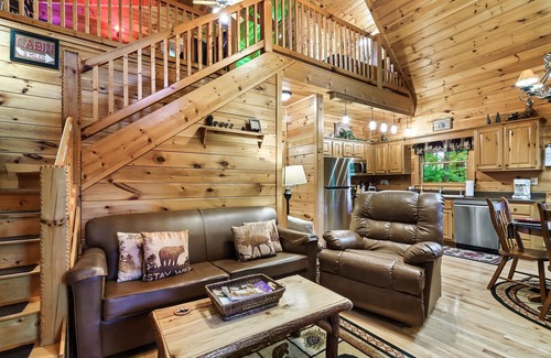 Gatlinburg - Pigeon Forge Cabin | Tranquil Cabin in the Smoky Mountains Hot Tub and Nearby Attractions