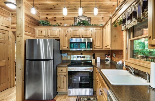 Gatlinburg - Pigeon Forge Cabin | Tranquil Cabin in the Smoky Mountains Hot Tub and Nearby Attractions