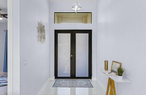 Trafalgar House | Tranquil Canal Views, Saltwater Pool - Modern Retreat on the 21st - Roelens